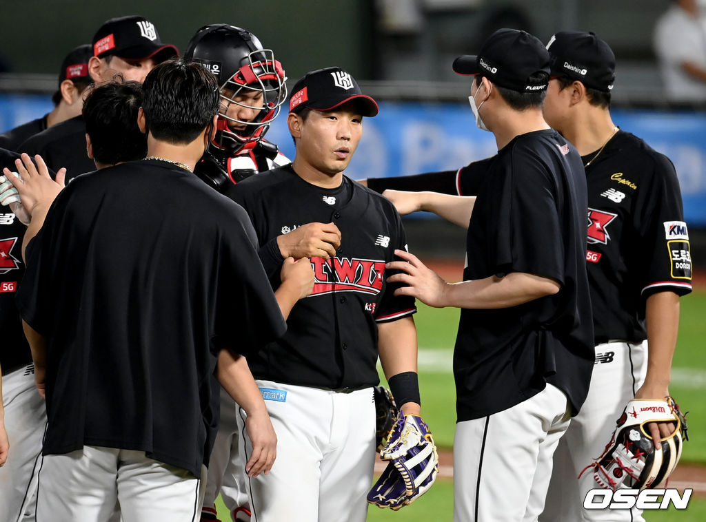 승리가 확정된 순간 KT 박경수가 동료 선수들과 기쁨을 나누고 있다. 2021.08.20 /ksl0919@osen.co.kr