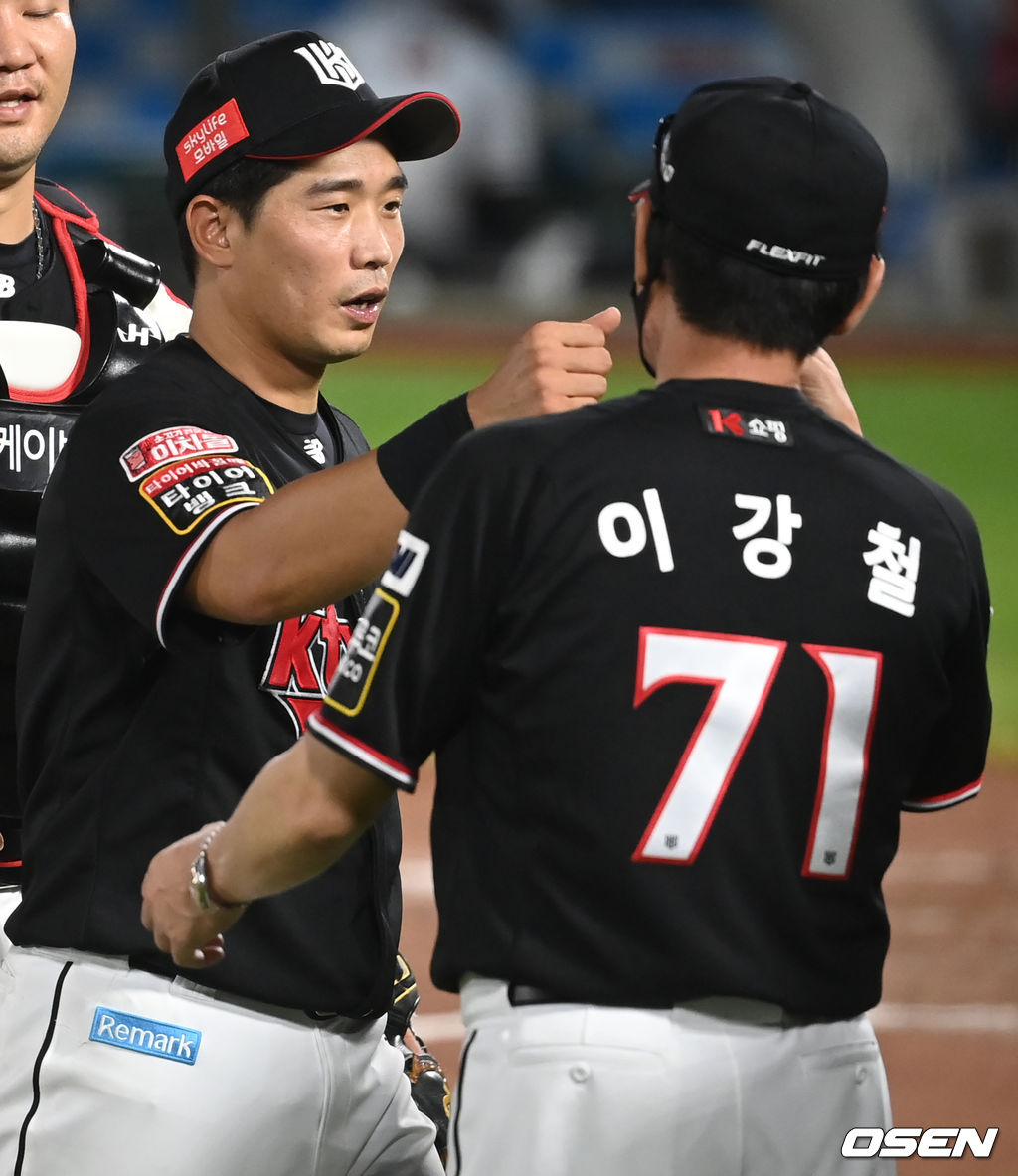 경기 종료 후 KT 박경수, 이강철 감독이 기쁨을 나누고 있다. 2021.08.20 /ksl0919@osen.co.kr