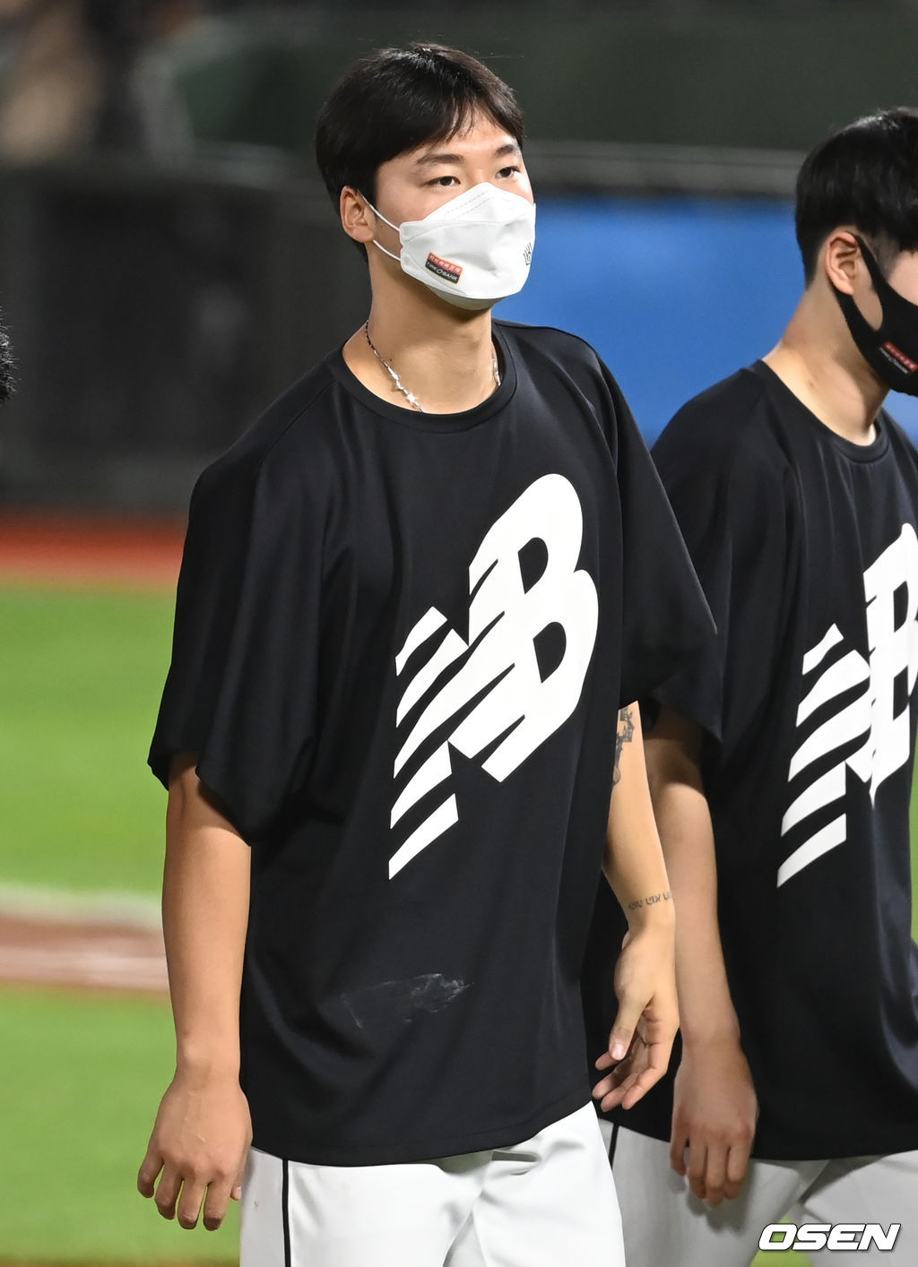 경기 종료 후 6년만에 선발승을 기록한 KT 엄상백이 더그아웃으로 이동하고 있다. 2021.08.20 /ksl0919@osen.co.kr