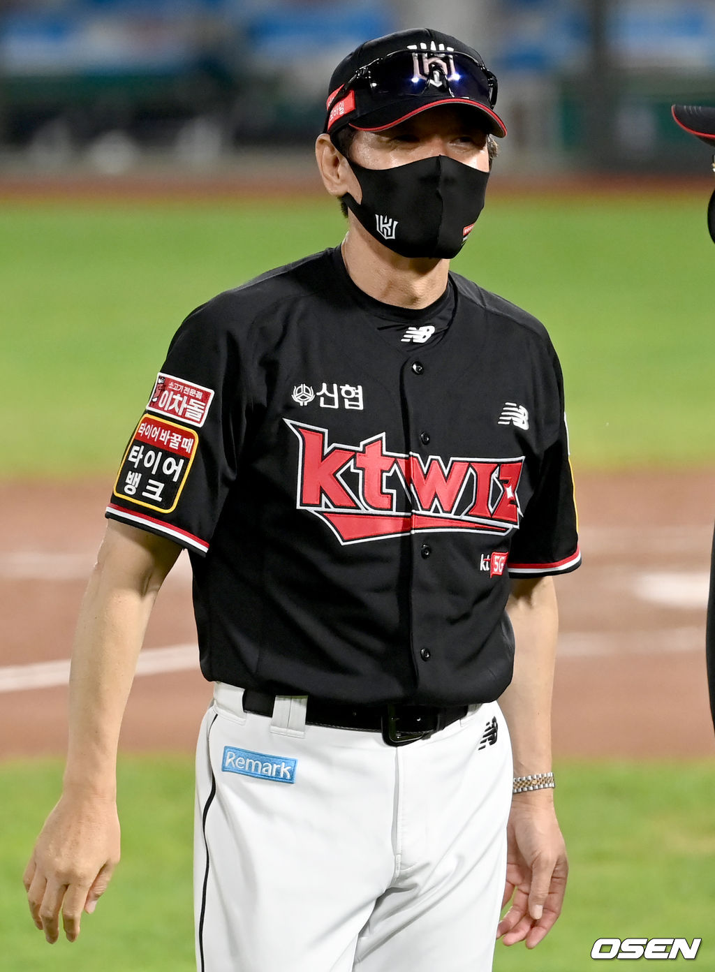 경기 종료 후 KT 이강철 감독이 미소짓고 있다. 2021.08.20 /ksl0919@osen.co.kr