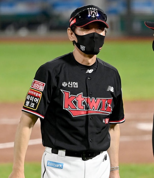 KT 위즈가 창단 처음으로 50승 고지에 선착했다.KT 위즈는 20일 부산 사직구장에서 열린 2021 신한은행 SOL KBO리그 롯데 자이언츠와의 시즌 9차전에서 5-4로 승리했다.경기 종료 후 KT 이강철 감독이 미소짓고 있다. 2021.08.20 /ksl0919@osen.co.kr