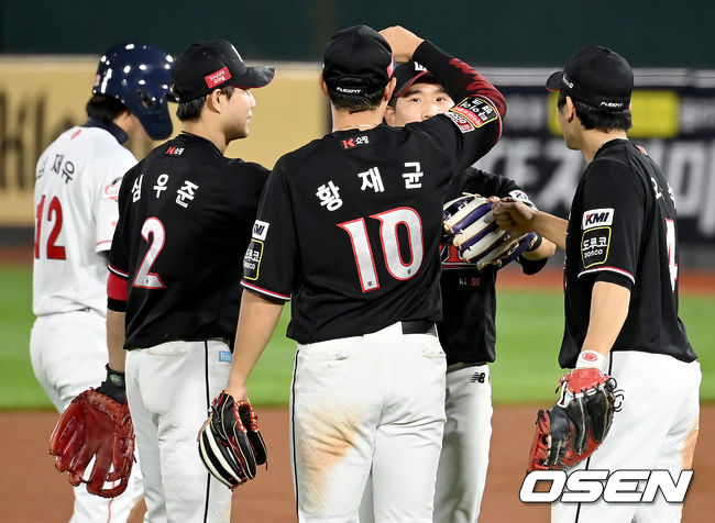 KT 위즈가 창단 처음으로 50승 고지에 선착했다.KT 위즈는 20일 부산 사직구장에서 열린 2021 신한은행 SOL KBO리그 롯데 자이언츠와의 시즌 9차전에서 5-4로 승리했다.승리가 확정된 순간 KT 선수들이 기쁨을 나누고 있다. 2021.08.20 /ksl0919@osen.co.kr