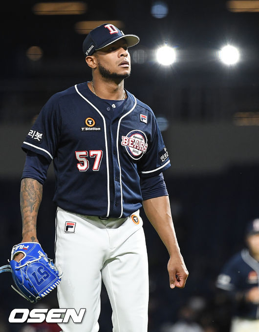 7회말을 마친 두산 선발 미란다가 덕아웃으로 들어오고 있다. 2021.06.01 /rumi@osen.co.kr