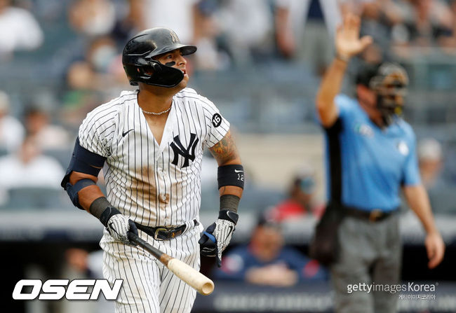[사진] 뉴욕 양키스의 루그네드 오도어가 22일(한국시간) 양키스타디움에서 벌어진 미네소타 트윈스와의 경기 7회서 홈런을 치고 1루로 향하고 있다. 하지만 이 타격 직전 타임을 선언했기 때문에 홈런은 무효처리 됐다.ⓒGettyimages(무단전재 및 재배포 금지)