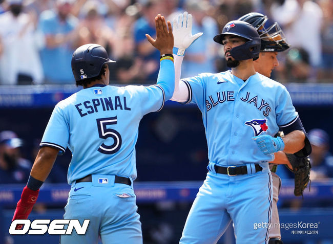 [사진] 랜단 그리칙(오른쪽)이 홈런을 치고 난 뒤 산티아고 에스피날과 기뻐하고 있다. 2021.08.22 ⓒGettyimages(무단전재 및 재배포 금지)