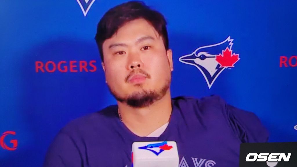 [사진] 토론토의 류현진이 22일(한국시간) 디트로이트를 상대로 시즌 12승째를 챙긴 뒤 화상인터뷰를 진행하고 있다. <토론토 블루제이스 구단 제공 영상 캡처>