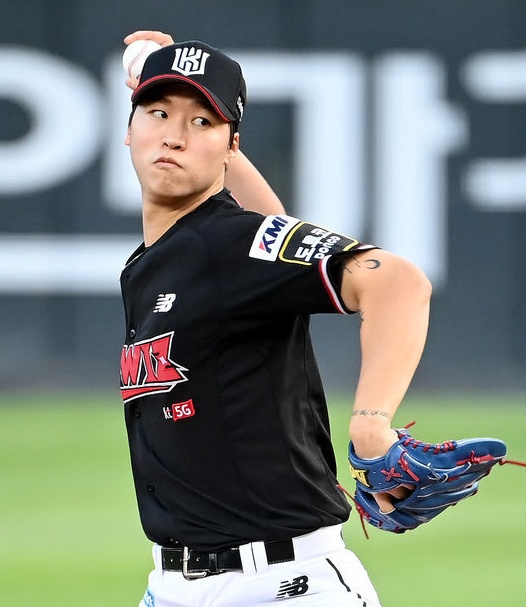 20일 오후 부산 사직야구장에서 '2021 신한은행 SOL KBO리그' 롯데 자이언츠와 KT 위즈의 경기가 열렸다.1회말 KT 선발 엄상백이 마운드에 올라 힘차게 공을 뿌리고 있다. 2021.08.20 /ksl0919@osen.co.kr