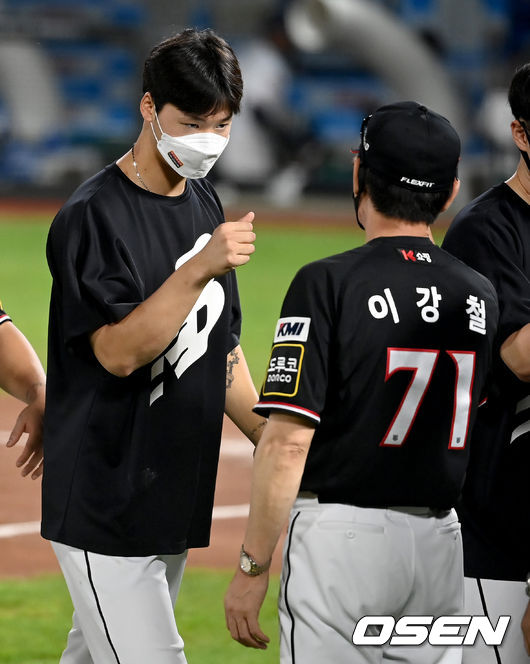 KT 위즈가 창단 처음으로 50승 고지에 선착했다.KT 위즈는 20일 부산 사직구장에서 열린 2021 신한은행 SOL KBO리그 롯데 자이언츠와의 시즌 9차전에서 5-4로 승리했다.경기 종료 후 KT 엄상백과 이강철 감독이 기쁨을 나누고 있다. 2021.08.20 /ksl0919@osen.co.kr