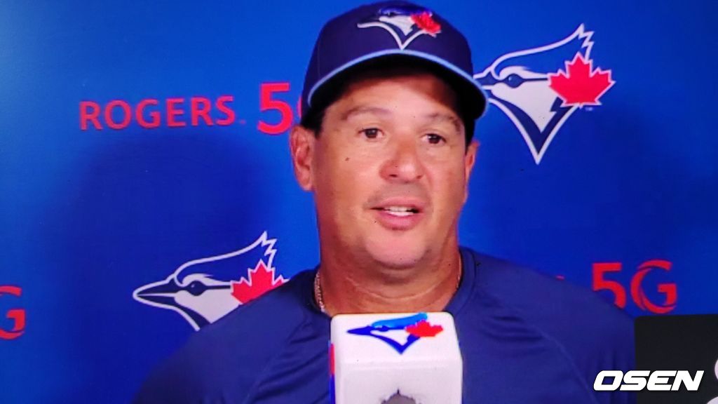 [사진] 토론토의 찰리 몬토요 감독이 22일(한국시간) 디트로이트와의 경기에서 승리한 뒤 화상 인터뷰를 진행하고 있다. <토론토 블루제이스 구단 제공 영상 캡처>