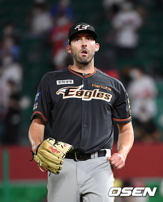 9일 오후 인천 SSG 랜더스필드에서 SSG 랜더스와 한화 이글스의 경기가 열렸다.5회말 2사 1루에서 한화 카펜터가 SSG 김찬형을 삼진으로 처리하고 더그아웃으로 가고 있다. 2021.07.09 /sunday@osen.co.kr