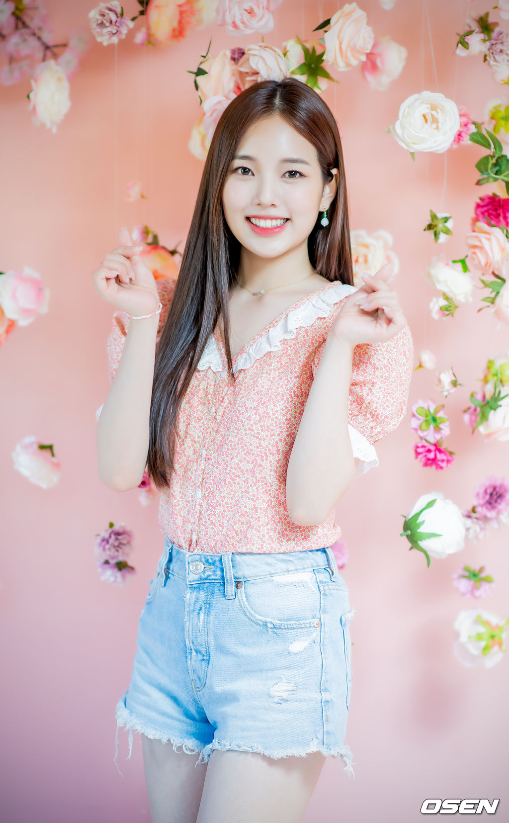 위클리 이수진이 녹화에 앞서 사진 촬영을 위해 포즈를 취하고 있다./ rumi@osen.co.kr