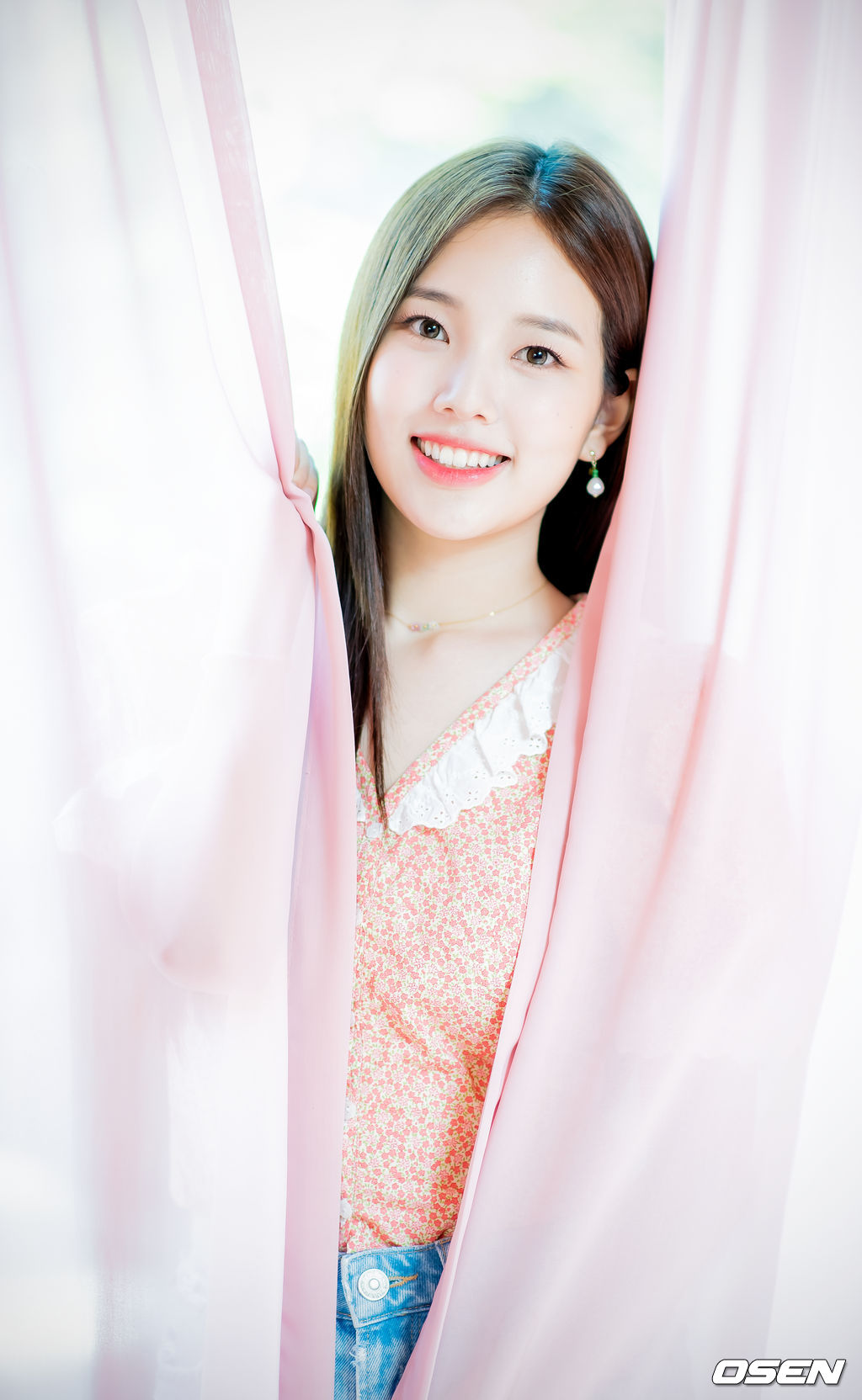 위클리 이수진이 녹화에 앞서 사진 촬영을 위해 포즈를 취하고 있다./ rumi@osen.co.kr