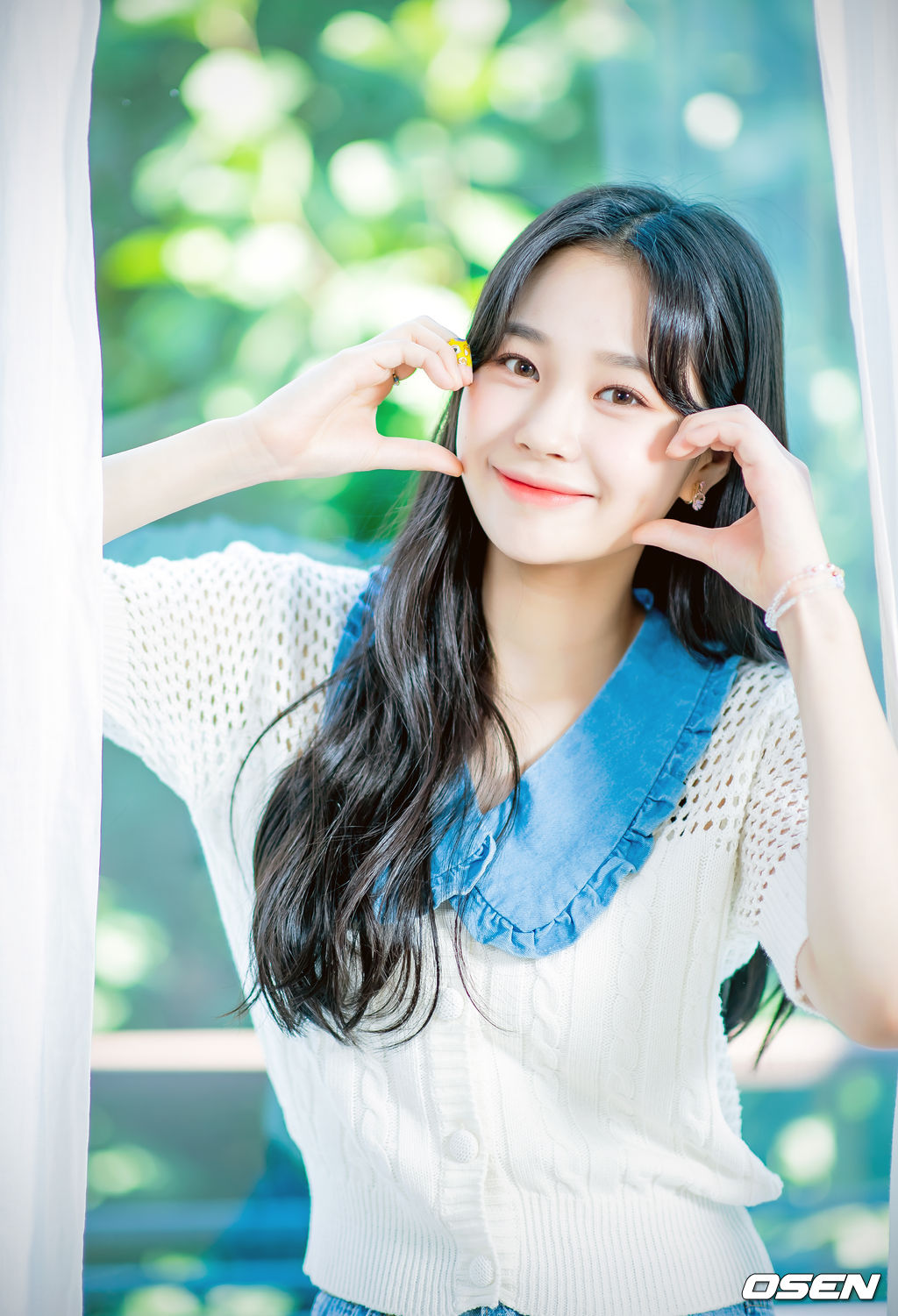 위클리 지한이 녹화에 앞서 사진 촬영을 위해 포즈를 취하고 있다./ rumi@osen.co.kr