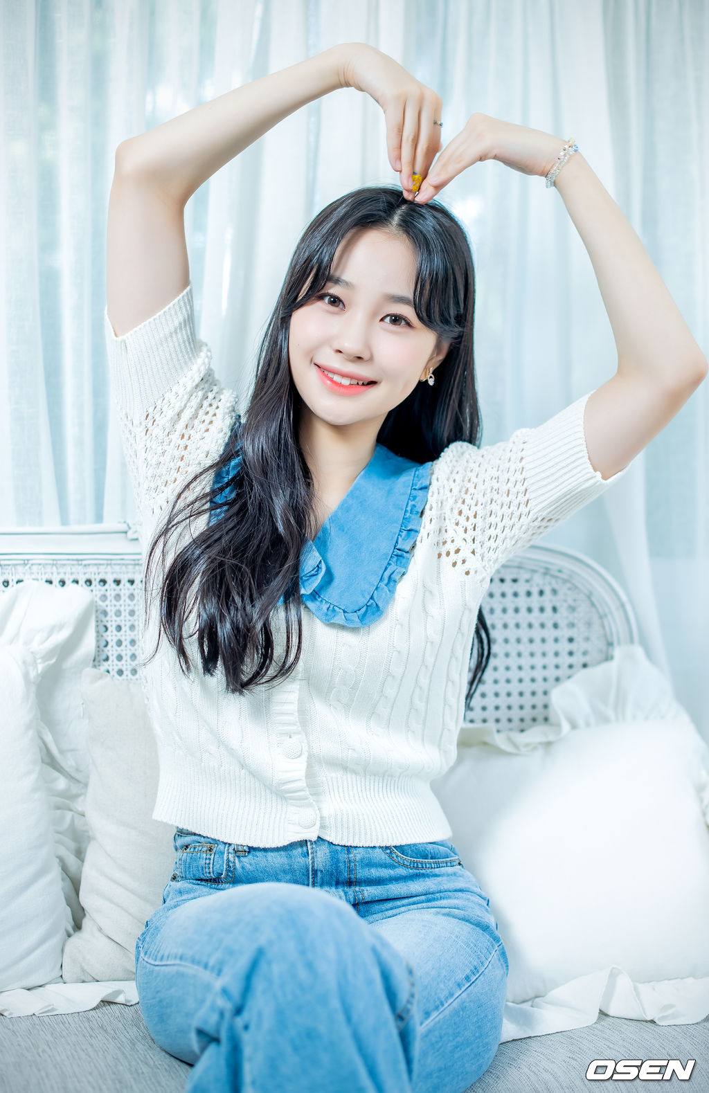 위클리 지한이 녹화에 앞서 사진 촬영을 위해 포즈를 취하고 있다./ rumi@osen.co.kr