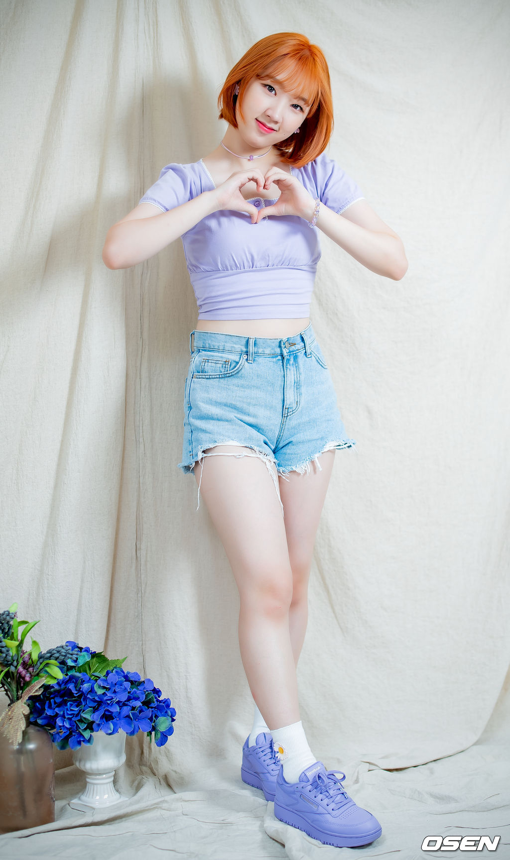 위클리 신지윤이 녹화에 앞서 사진 촬영을 위해 포즈를 취하고 있다./ rumi@osen.co.kr