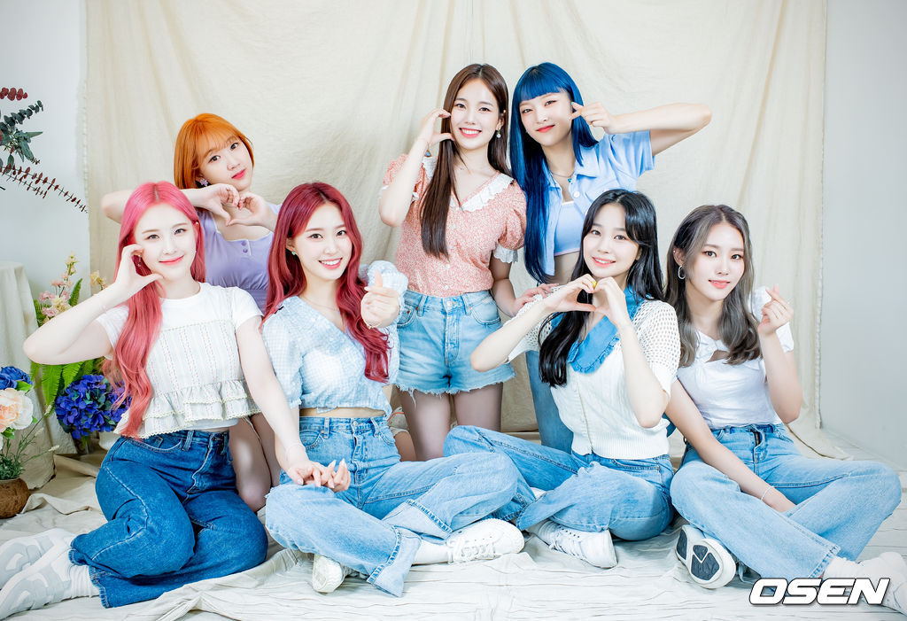 위클리 멤버들이 녹화에 앞서 사진 촬영을 위해 포즈를 취하고 있다./ rumi@osen.co.kr