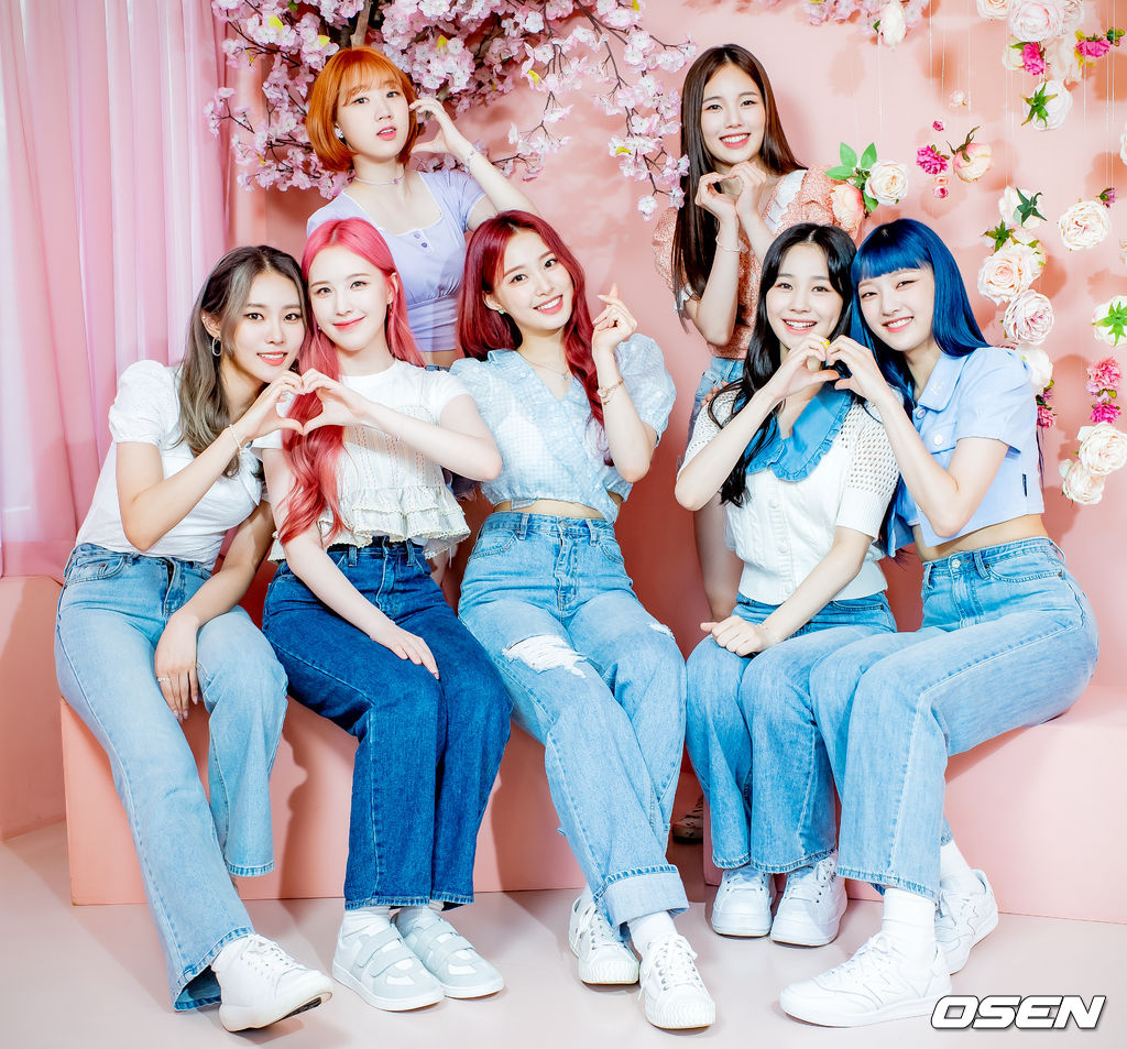 위클리 멤버들이 녹화에 앞서 사진 촬영을 위해 포즈를 취하고 있다./ rumi@osen.co.kr
