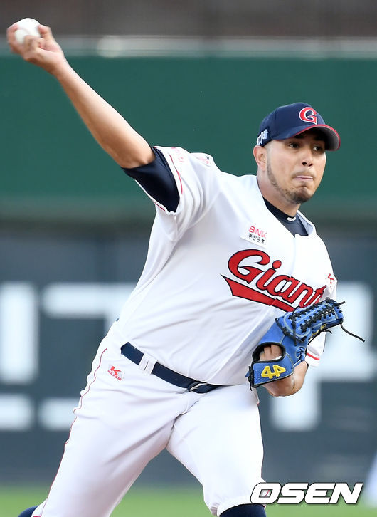 1회초 롯데 선발 프랑코가 마운드에 올라 힘차게 공을 뿌리고 있다. 2021.05.27 /ksl0919@osen.co.kr