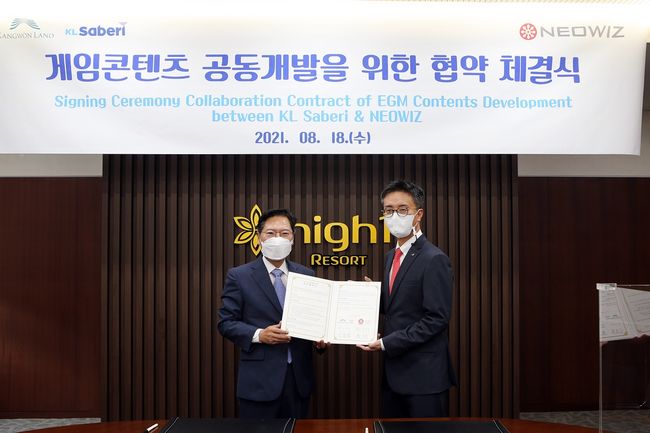 이삼걸 강원랜드 대표(왼쪽)와 문지수 네오위즈 공동대표. /네오위즈 제공.