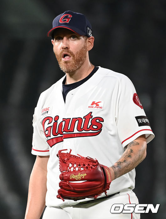 20일 오후 부산 사직야구장에서 '2021 신한은행 SOL KBO리그' 롯데 자이언츠와 KT 위즈의 경기가 열렸다.3회초 종료 후 롯데 선발 스트레일리가 더그아웃으로 이동하고 있다. 2021.08.20 /ksl0919@osen.co.kr