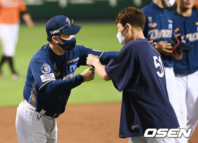 경기종료 후 NC 이동욱 감독이 2승 달성한 이재학을 축하해주고 있다. 2021.08.13 / soul1014@osen.co.kr