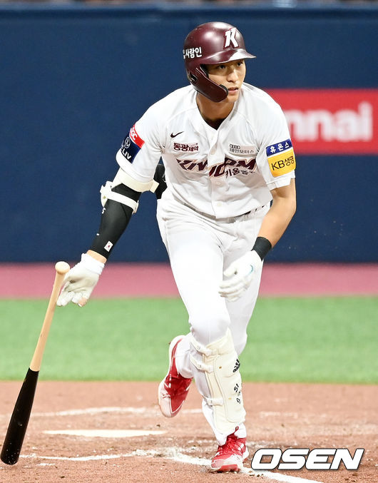 3회말 2사 주자 1,2루 키움 이정후가 우익수 앞 1타점 적시타를 날리고 있다.  21.08.13/rumi@osen.co.kr