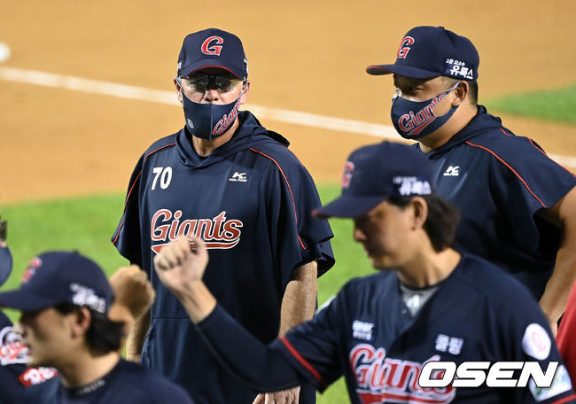 롯데는 13일 서울 잠실구장에서 열린 ‘2021 신한은행 SOL KBO리그’ 정규시즌 LG 트윈스와의 경기에서 2-0으로 승리를 거뒀다. 이로써 롯데는 시즌 35승45패1무를 마크했다. 단독 선두로 올라섰던 LG의 4연승 행진을 저지했다. 시즌 45승33패가 됐다.경기 종료 후 롯데 서튼 감독이 선수들과 승리의 기쁨을 나누고 있다. 2021.08.13 /sunday@osen.co.kr