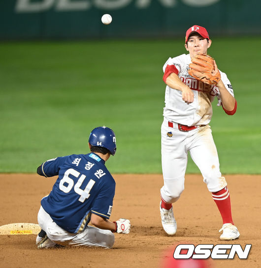 18일 오후 인천 SSG랜더스필드에서 2021 신한은행 SOL KBO리그 SSG 랜더스와 NC 다이노스의 경기가 진행됐다.3회초 1사 1루 NC 나성범의 병살타때 박성한 유격수가 1루 주자 최정원을 포스아웃시킨뒤 1루 송구하고 있다. 2021.08.18 / soul1014@osen.co.kr