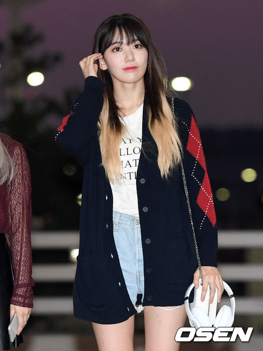 걸그룹 아이즈원 미야와키 사쿠라가 출국장으로 이동하고 있다. /sunday@osen.co.kr