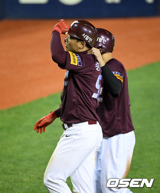 키움 송성문이 더그아웃으로 들어가고 있다. /jpnews@osen.co.kr