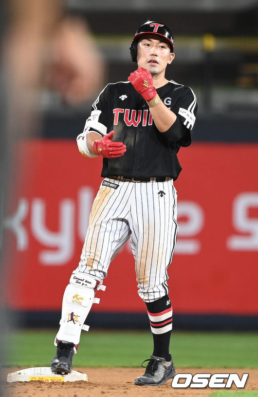 9회초 무사 선두타자로 나선 LG 서건창이 우중간 2루타를 날리고 2루에 안착해 기뻐하고 있다. 2021.08.19 / dreamer@osen.co.kr