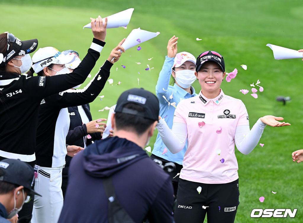 임희정이 동료선수들의 축하를 받고 있다. 2021.08.22 /jpnews@osen.co.kr