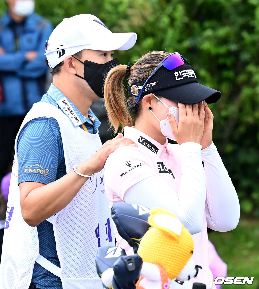 임희정이 우승을 확정 지으며 얼굴을 감싸쥐고 있다. 2021.08.22 /jpnews@osen.co.kr