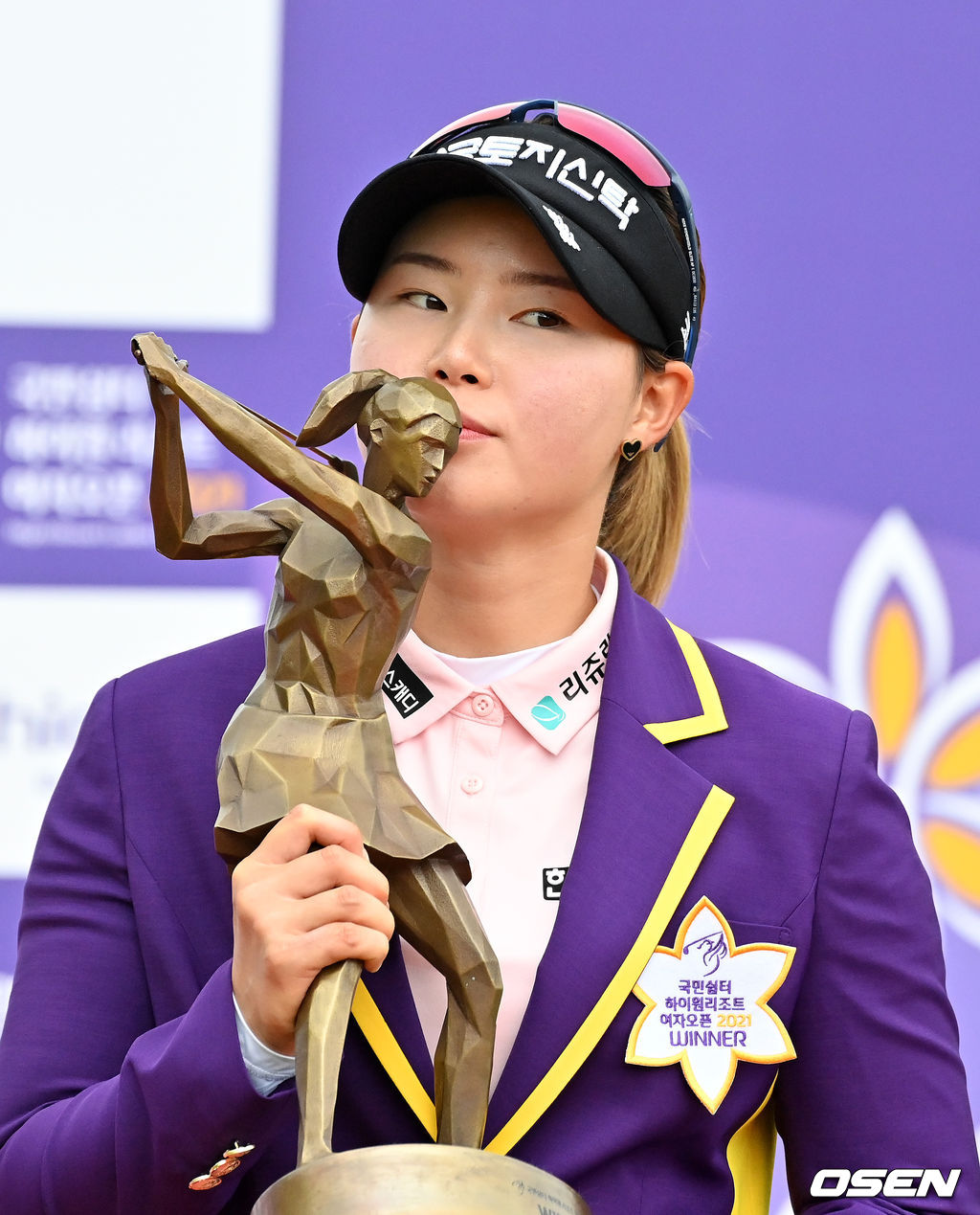 임희정이 우승 트로피에 키스를 하고 있다. 2021.08.22 /jpnews@osen.co.kr