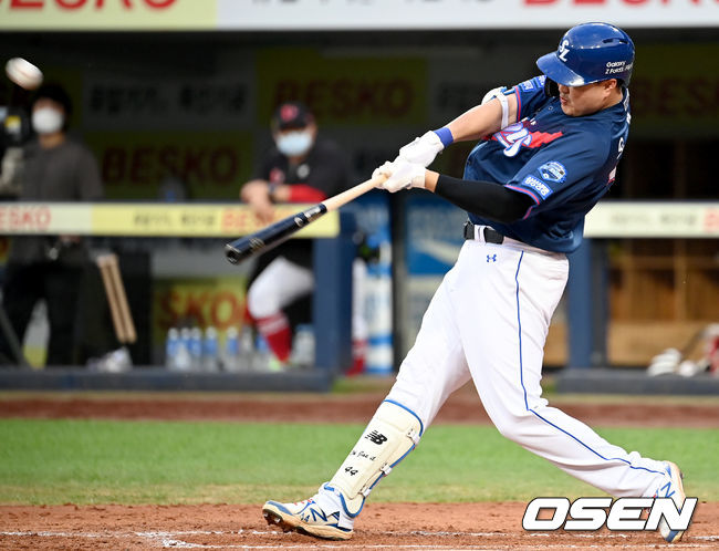 22일 오후 대구 삼성라이온즈파크에서 ‘2021 신한은행 SOL KBO리그’ 삼성 라이온즈와 SSG 랜더스의 경기가 열렸다6회말 2사 1루 삼성 오재일이 동점 2점 홈런을 날리고 있다. 2021.08.22 /ksl0919@osen.co.kr