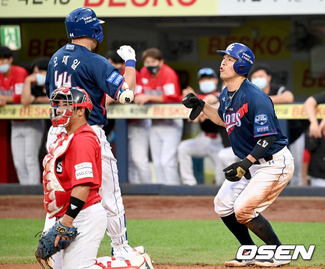 22일 오후 대구 삼성라이온즈파크에서 ‘2021 신한은행 SOL KBO리그’ 삼성 라이온즈와 SSG 랜더스의 경기가 열렸다6회말 2사 1루 삼성 오재일이 동점 2점 홈런을 날리 뒤 홈에서 강민호와 세레모니를 하고 있다. 2021.08.22 /ksl0919@osen.co.kr