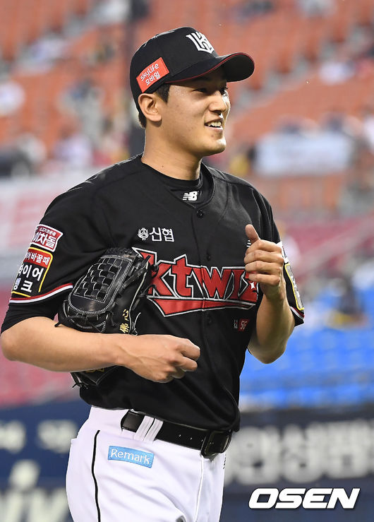 1일 서울 잠실야구장에서 ‘2021 신한은행 SOL KBO 리그’ LG 트윈스와 KT 위즈의 경기가 열렸다.4회말 1사 1루 KT 고영표가 병살로 이닝을 마친 뒤 미소를 짓고 있다. 2021.06.01/youngrae@osen.co.kr
