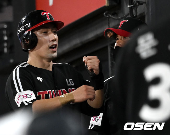 9회초 무사 2루 상황 LG 김현수의 선제 1타점 적시타 때 홈을 밟은 서건창이 류지현 감독과 인사를 나누며 기뻐하고 있다. 2021.08.19 / dreamer@osen.co.kr