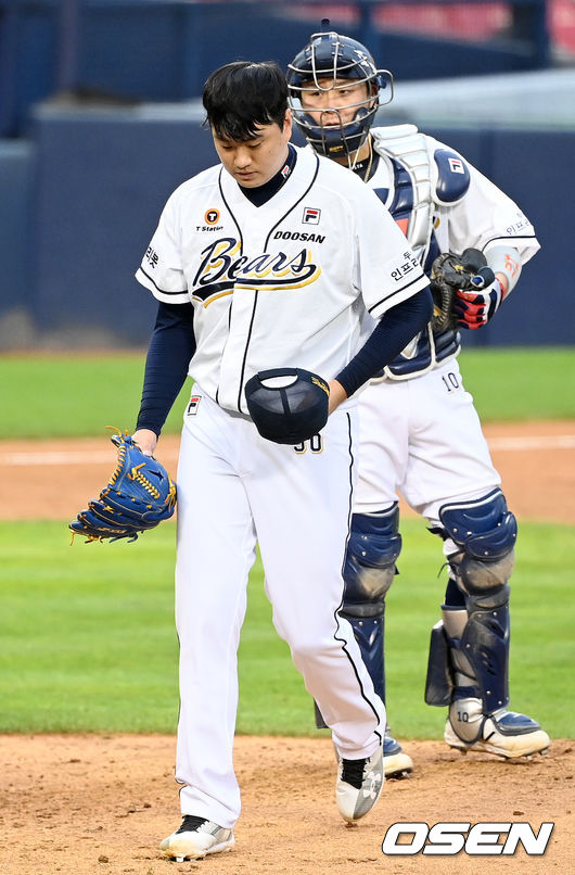 22일 오후 서울 잠실야구장에서 ‘2021 신한은행 SOL KBO 리그’ 두산 베어스와 한화 이글스의 경기가 열렸다. 4회초 1사 주자 만루 한화 하주석에게 우월 만루 홈런을 허용한 두산 선발 이영하가 강판당하고 있다. 21.08.22/ rumi@osen.co.kr