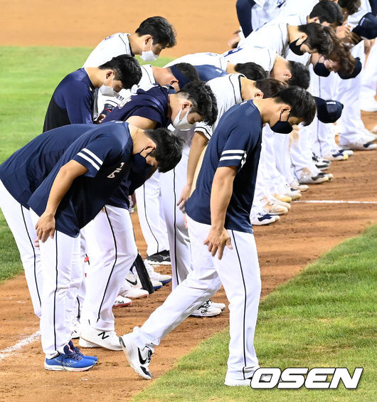 경기를 마치고 두산 선수들이 인사를 하며 퇴장하고 있다.21.08.22/ rumi@osen.co.kr
