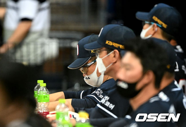 5회말 두산 김태형 감독이 경기를 지켜보며 생각에 잠겨 있다. 2021.08.15