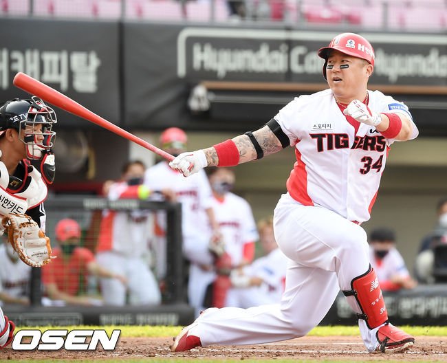 KIA 최형우가 타석에서 헛스윙 삼진아웃을 당하고 있다. 2021.06.06 / rumi@osen.co.kr