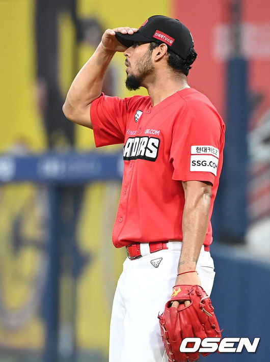 22일 오후 대구 삼성라이온즈파크에서 ‘2021 신한은행 SOL KBO리그’ 삼성 라이온즈와 SSG 랜더스의 경기가 열렸다6회말 2사 1루 SSG 선발 폰트가 삼성 오재일에게 동점 2점 홈런을 허용, 아쉬워하고 있다. 2021.08.22 /ksl0919@osen.co.kr