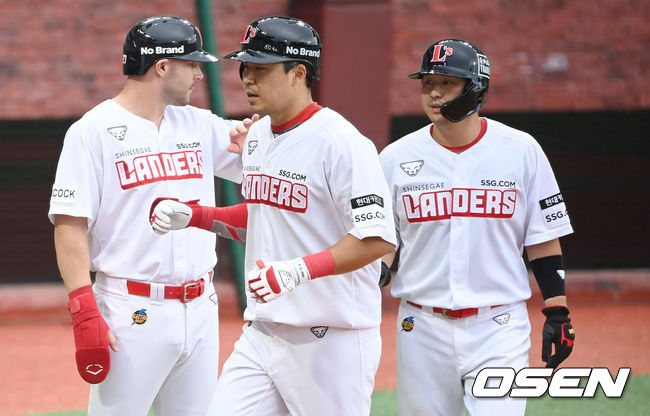 6일 오후 인천 SSG 랜더스 필드에서 SSG 랜더스와 한화 이글스의 퓨처스 리그가 진행됐다. 1회말 1사 1,3루 SSG 한유섬이 스리런 홈런을 때린 뒤 동료들의 축하를 받고 있다. 2021.08.06/youngrae@osen.co.kr