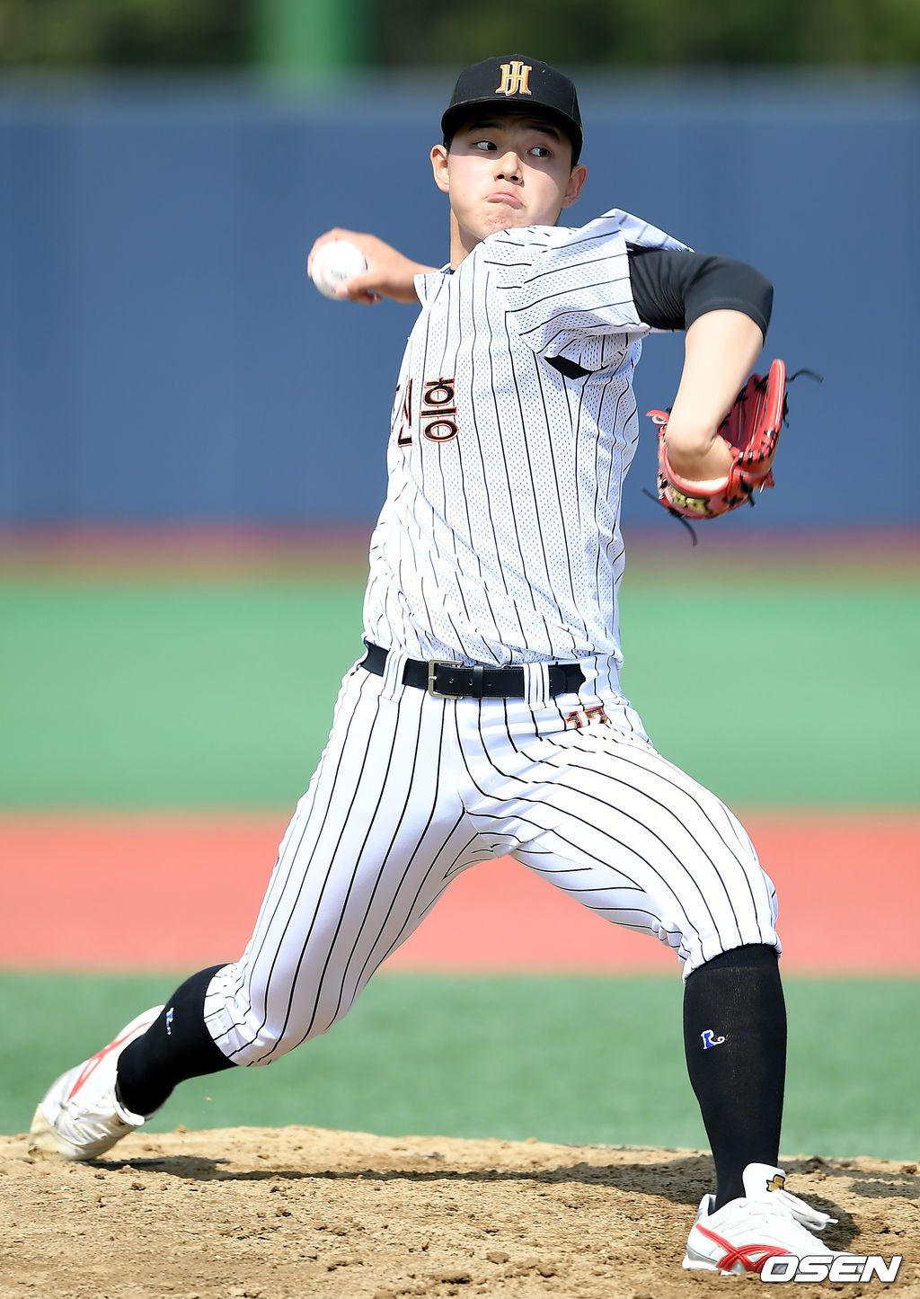 2일 오후 서울 양천구 목동야구장에서 ’75회 황금사자기 전국고교야구 대회’ 광주진흥고와 장충고의 경기가 열렸다.1회초 광주진흥고 문동주가 마운드에 올라 힘차게 공을 뿌리고 있다. 2021.06.02 /ks0919@osne.co.kr