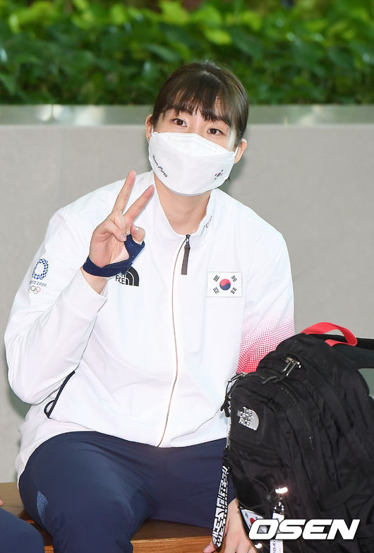 여자배구 대표팀 이소영이 출국준비를 하며 팬들에게 브이사인을 보내고 있다. 2021.07.20 / rumi@osen.co.kr
