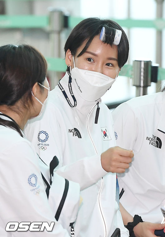 여자배구 대표팀 오지영이 출국을 기다리며 동료들과 즐겁게 얘기를 나누고 있다. 2021.07.20 / rumi@osen.co.kr