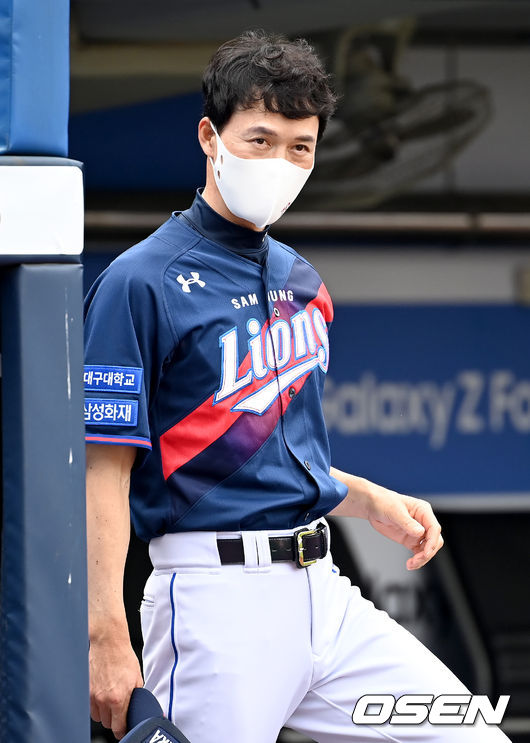 22일 오후 대구 삼성라이온즈파크에서 ‘2021 신한은행 SOL KBO리그’ 삼성 라이온즈와 SSG 랜더스의 경기가 열렸다경기 시작에 앞서 삼성 허삼영 감독이 그라운드로 나서고 있다. 2021.08.22 /ksl0919@osen.co.kr