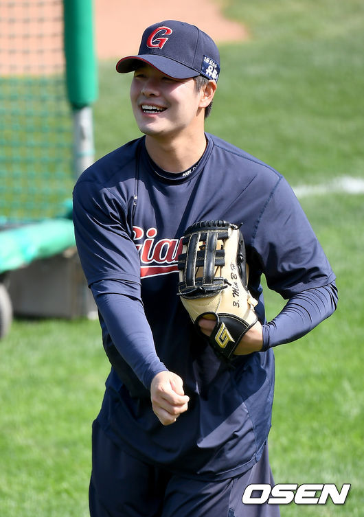 27일 오후 부산 사직야구장에서 '2021 신한은행 SOL KBO리그' 롯데 자이언츠와 LG 트윈스의 경기가 열린다.경기에 앞서 롯데 민병헌이 훈련을 하고 있다. 2021.05.27 /ksl0919@osen.co.kr