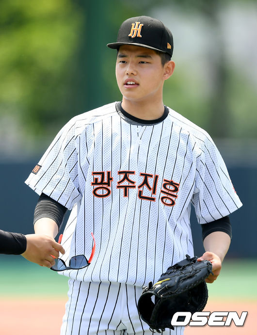 2일 오후 서울 양천구 신월야구장에서 ’75회 황금사자기 전국고교야구 대회’ 광주진흥고와 장충고의 경기가 열렸다. 이날 경기는 광주진흥고가 장충고를 상대로 4-2로 역전승 했다. 6회말 1사 광주진흥고 문동주가 교체되고 있다. 2021.06.02 /ksl0919@osen.co.kr